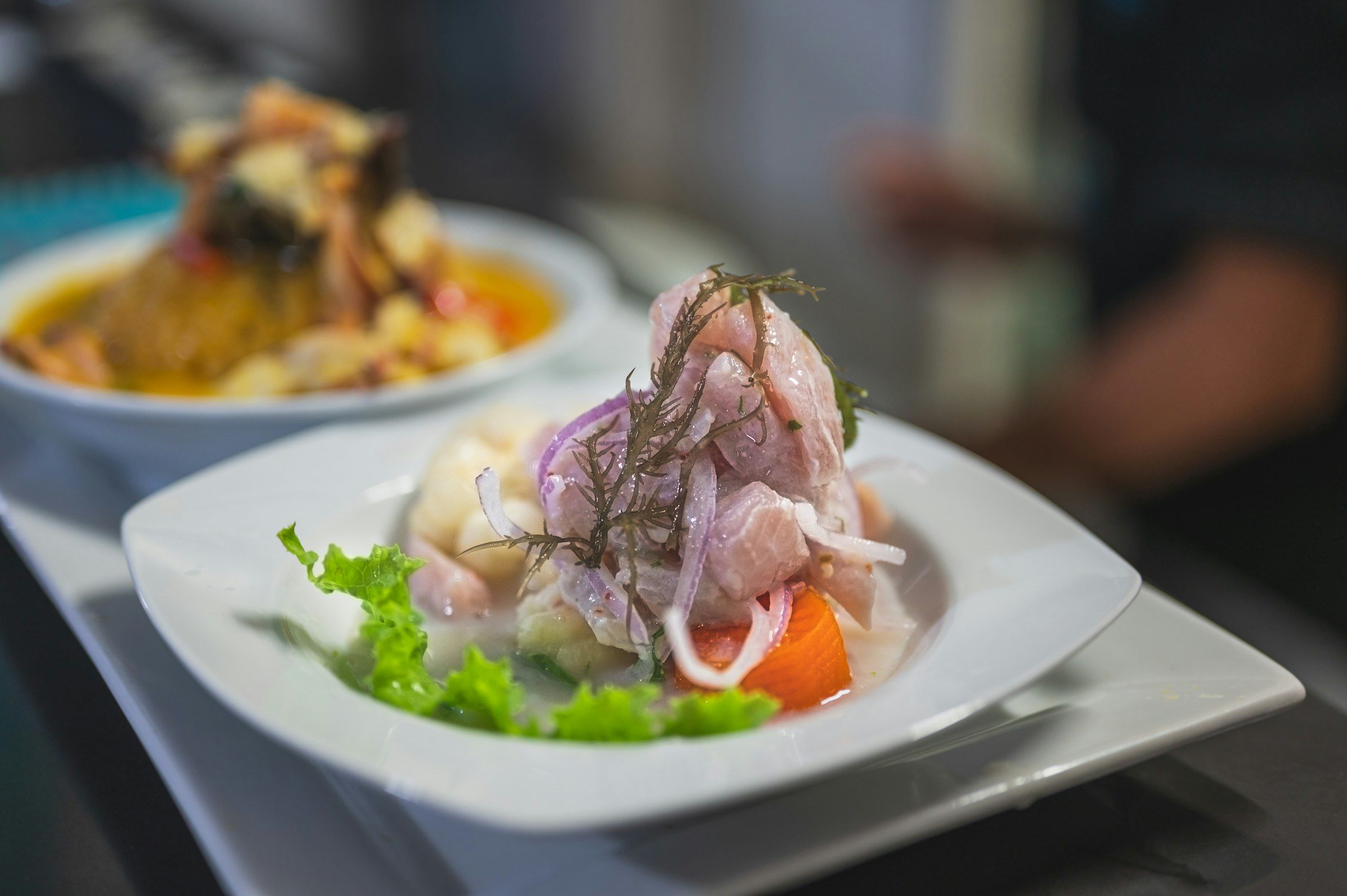 Ceviche clásico con cebolla morada y camote